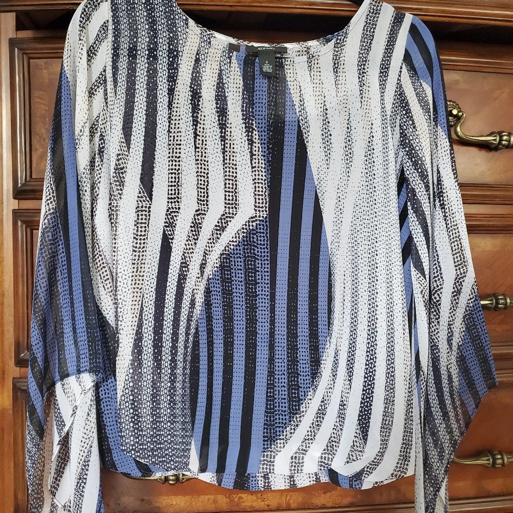 NWOT Alfani Beachy Abstract Top Blouse Small